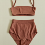 Biquíni terracota com top faixa e calcinha hot pant de cintura alta