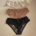 Calcinhas tanga em renda nas cores marfim, rosé e preto