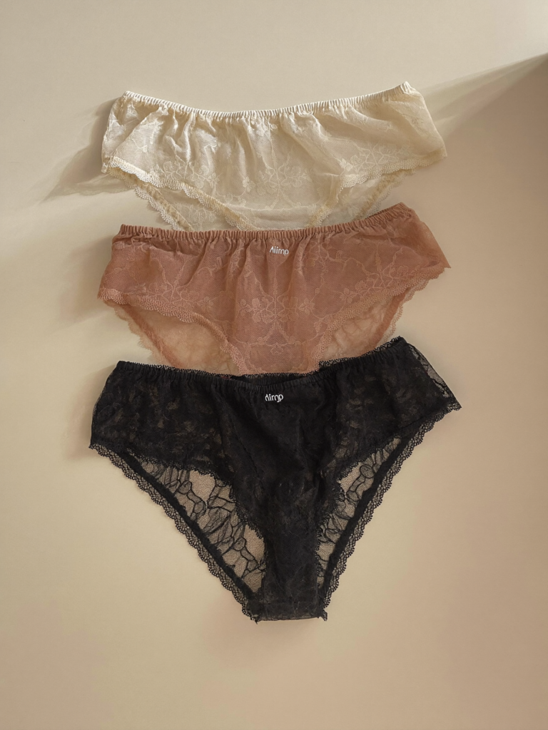Calcinhas tanga em renda nas cores marfim, rosé e preto