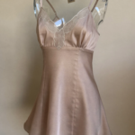 Camisola curta em cetim champagne com detalhe em renda no decote
