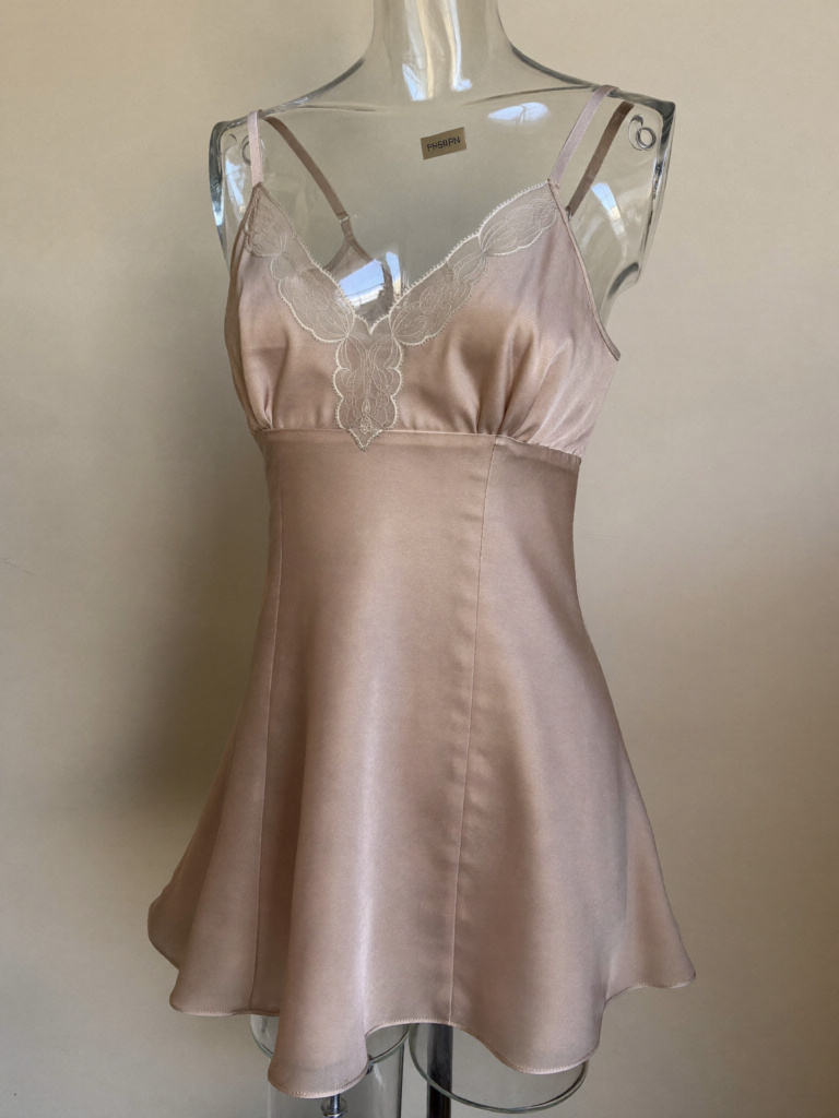 Camisola curta em cetim champagne com detalhe em renda no decote