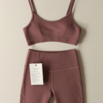 Conjunto de legging e top esportivo em tom rosé, da Vértice Fitness