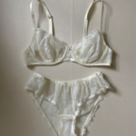 Conjunto de lingerie em renda marfim da Friburgo Fashion Hub, sutiã e calcinha