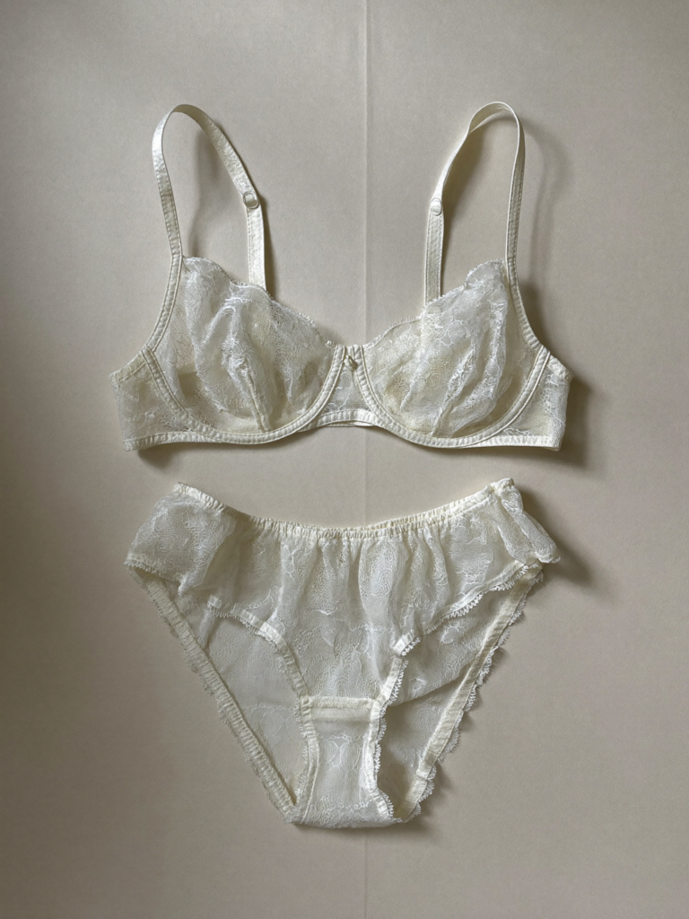 Conjunto de lingerie em renda marfim da Friburgo Fashion Hub, sutiã e calcinha