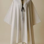Saída de praia off-white em viscose com amarração na cintura