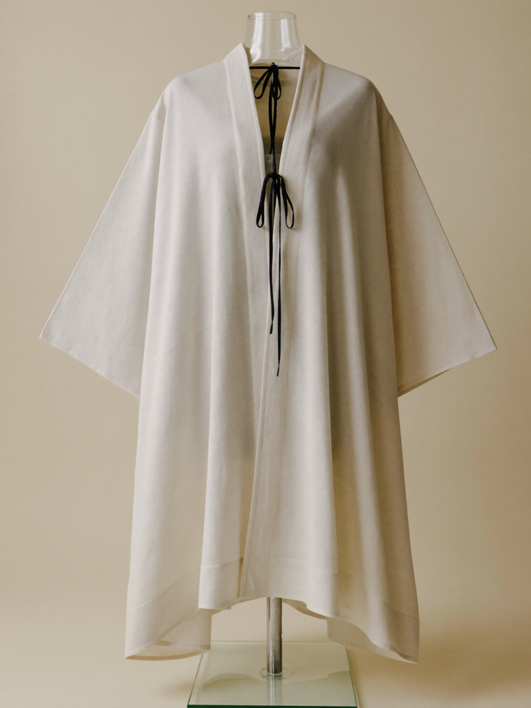Saída de praia off-white em viscose com amarração na cintura