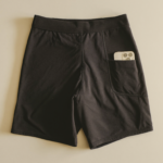 Short de compressão preto com bolso lateral para celular