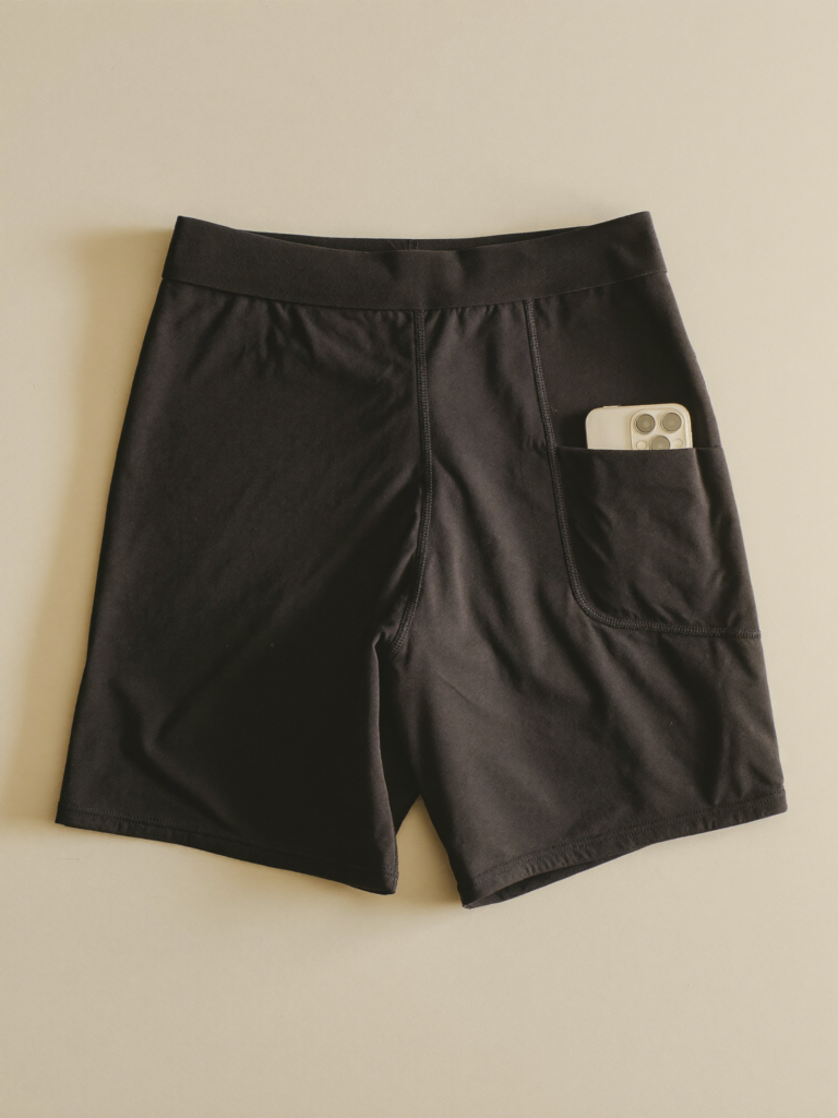 Short de compressão preto com bolso lateral para celular