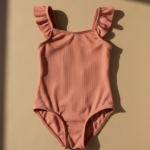 Maiô infantil coral com babado no ombro, da Friburgo Fashion Hub