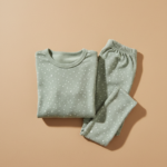 Conjunto de pijama infantil em algodão verde sálvia com estampa de estrelas, da Friburgo Fashion Hub